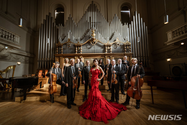 [서울=뉴시스]소프라노 조수미와 실내악단 이 무지치. (사진=Alessandro Petrini 제공) 2021.12.15. photo@newsis.com&nbsp; *재판매 및 DB 금지