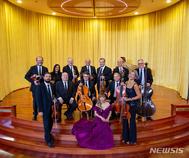 [서울=뉴시스]소프라노 조수미와 실내악단 이 무지치. (사진=Cristiano Riccardi 제공) 2021.12.15. photo@newsis.com 