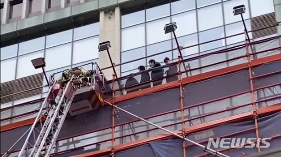 [서울=뉴시스] 15일 오후 화재가 발생한 홍콩 코즈웨이베이 세계무역센터에서 구조 작업이 진행 중이다. (사진=홍콩 사우스차이나모닝포스트(SCMP) 트위터 캡처) 2021.12.15