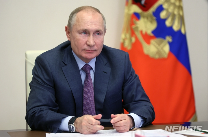 [모스크바=AP/뉴시스] 블라디미르 푸틴 러시아 대통령이 14일(현지시간) 모스크바 외곽 노보오가료보 관저에서 화상 국무회의에 참석하고 있다. 2021.12.15.