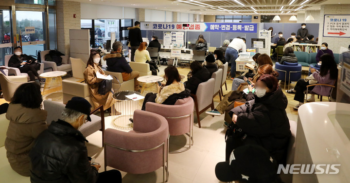 [서울=뉴시스] 추상철 기자 = 코로나19 신규 확진자수가 7850명으로 역대 최다를 기록한 15일 오전 서울 강남구보건소 코로나19 예방접종 예약,변경 창구가 시민들로 붐비고 있다. 2021.12.15. scchoo@newsis.com