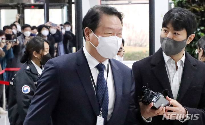 [세종=뉴시스] 강종민 기자 = 최태원 SK 회장이 15일 오전 SK실트론 지분 인수 과정에서 발생한 사익편취 논란에 대해 직접 소명하기 위해 전원회의가 열리는 세종시 정부세종청사 공정거래위원회에 들어서고 있다. 2021.12.15. ppkjm@newsis.com