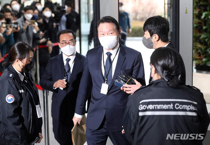 [세종=뉴시스] 강종민 기자 = 최태원 SK 회장이 15일 오전 SK실트론 지분 인수 과정에서 발생한 사익 편취 논란에 대해 직접 소명하기 위해 전원회의가 열리는 정부세종청사 공정거래위원회에 들어서고 있다. 2021.12.15. ppkjm@newsis.com