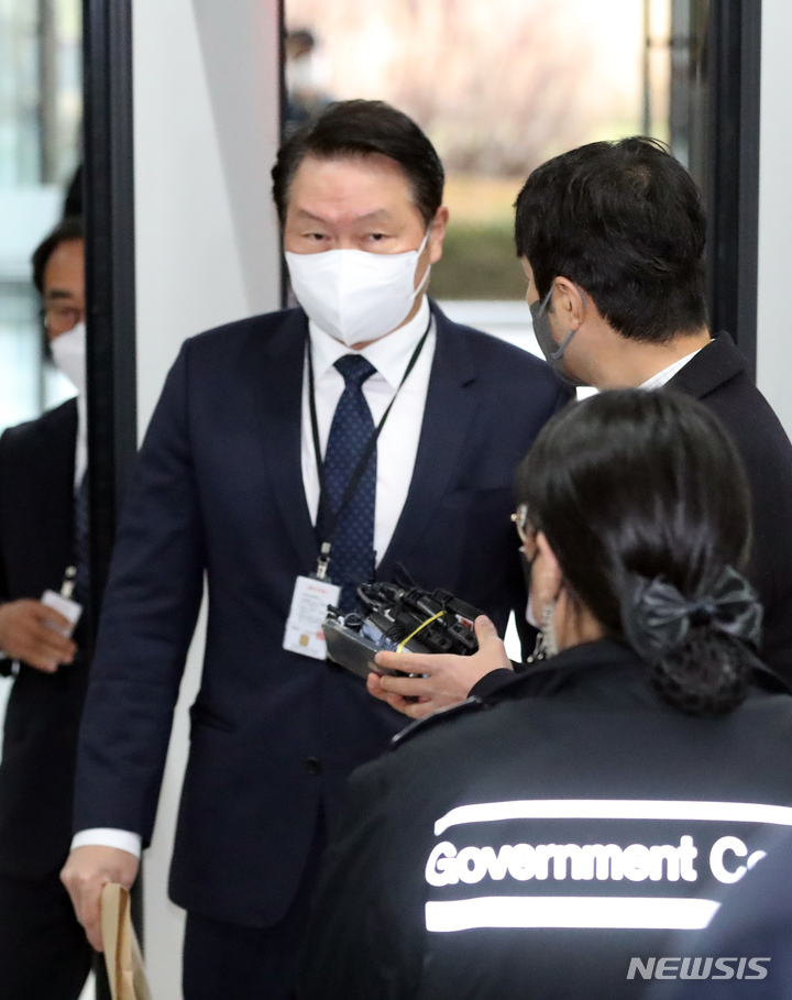 [세종=뉴시스] 강종민 기자 = 최태원 SK 회장이 15일 오전 SK실트론 지분 인수 과정에서 발생한 사익편취 논란에 대해 직접 소명하기 위해 전원회의가 열리는 세종시 정부세종청사 공정거래위원회에 들어서고 있다. 2021.12.15. ppkjm@newsis.com