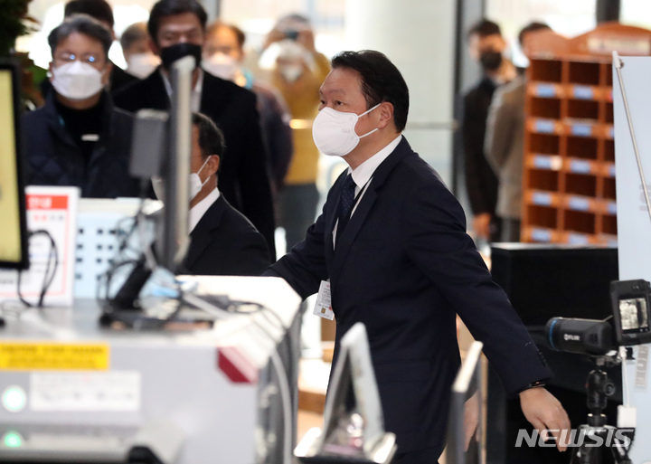 [세종=뉴시스] 강종민 기자 = 최태원 SK 회장이 15일 오전 SK실트론 지분 인수 과정에서 발생한 사익편취 논란에 대해 직접 소명하기 위해 전원회의가 열리는 세종시 정부세종청사 공정거래위원회에 들어서고 있다. 2021.12.15. ppkjm@newsis.com