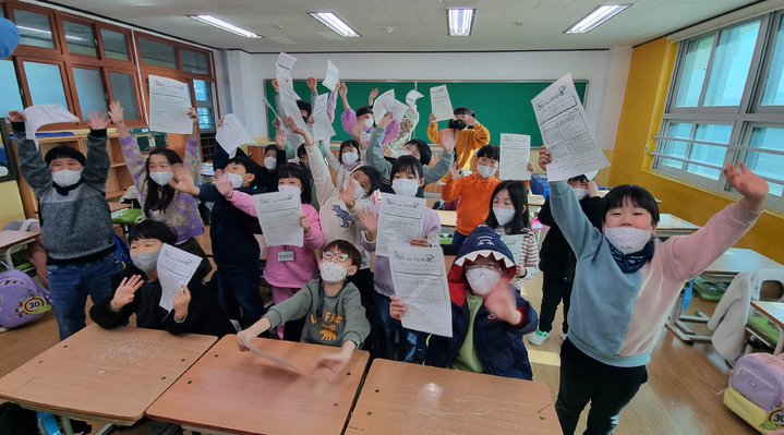 [울산=뉴시스] 배병수 기자 = 겨울방학이 시작되는 15일 오전 울산 중구 평산초등학교 1학년 교실에서 학생들이 겨울방학 계획서를 들며 즐거워하고 있다. 2021.12.15. bbs@newsis.com