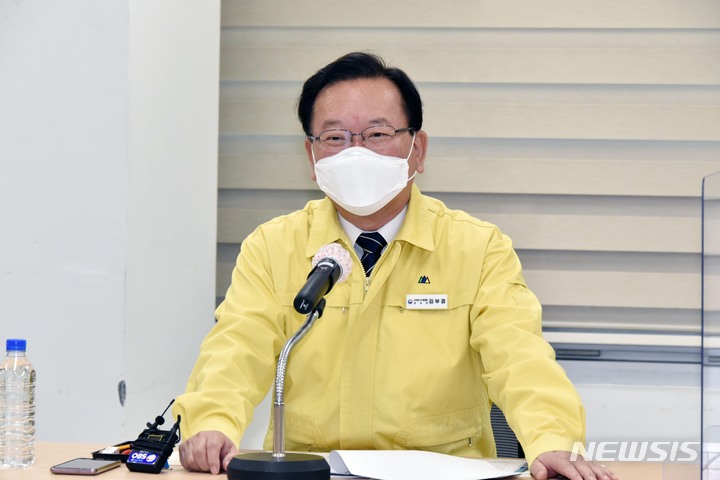[서울=뉴시스] 김명원 기자 = 김부겸 국무총리가 15일 서울 성동구 성동광진교육지원청에서 열린 코로나19 백신 청소년 접종관련 학생·학부모 간담회에 참석해 발언하고 있다. (공동취재사진) 2021.12.15. photo@newsis.com