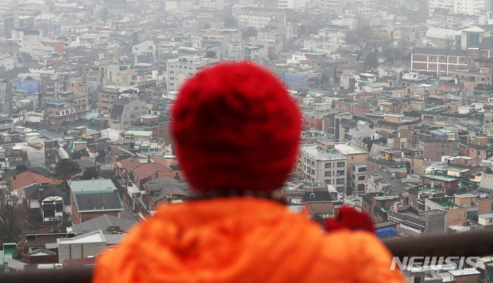 [서울=뉴시스] 24일 통계청에 따르면 지난해 1인 가구는 664만3000가구로 전체 가구(2092만7000가구)의 31.7%를 차지했다. 사진은 지난 15일 서울 종로구 주택가. 2021.12.15. yesphoto@newsis.com