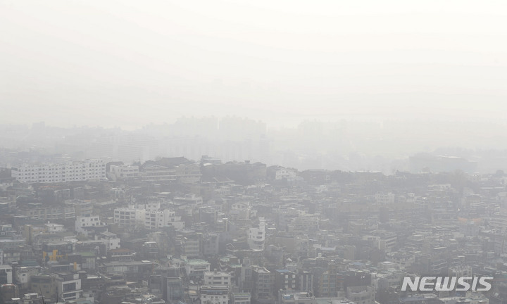 [서울=뉴시스] 홍효식 기자 = 서울 초미세먼지 농도가 '나쁨' 수준을 보인 15일 오후 서울 남산에서 바라본 도심이 뿌옇다. 2021.12.15. yesphoto@newsis.com