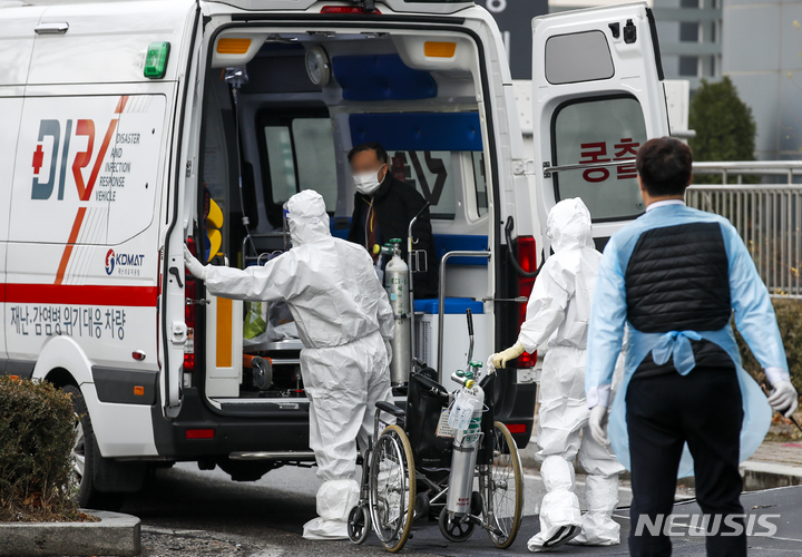 [서울=뉴시스] 정병혁 기자 = 지난 15일 오후 서울 중랑구 서울의료원에서 코로나19 관련 위중증 환자가 의료진의 안내를 받아 이동하고 있다. 2021.12.15. jhope@newsis.com