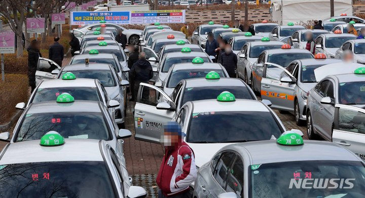 [부산=뉴시스] 하경민 기자 = 부산지역 택시 기본요금이 4년 만에 인상된 15일 금정구 스포원 일대에서 미터기 조정에 나선 택시들이 줄 지어 서 있다. 2021.12.15. yulnetphoto@newsis.com