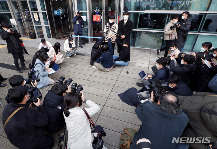 [서울=뉴시스] 김병문 기자 = 수능 과학탐구 영역 생명과학Ⅱ 20번 문항 오류를 제기한 수험생들이 15일 오후 서울 서초구 행정법원에서 2022 대학수학능력시험 정답결정처분 취소소송 1심 선고를 마친 후 입장을 밝히고 있다. 2021.12.15. dadazon@newsis.com