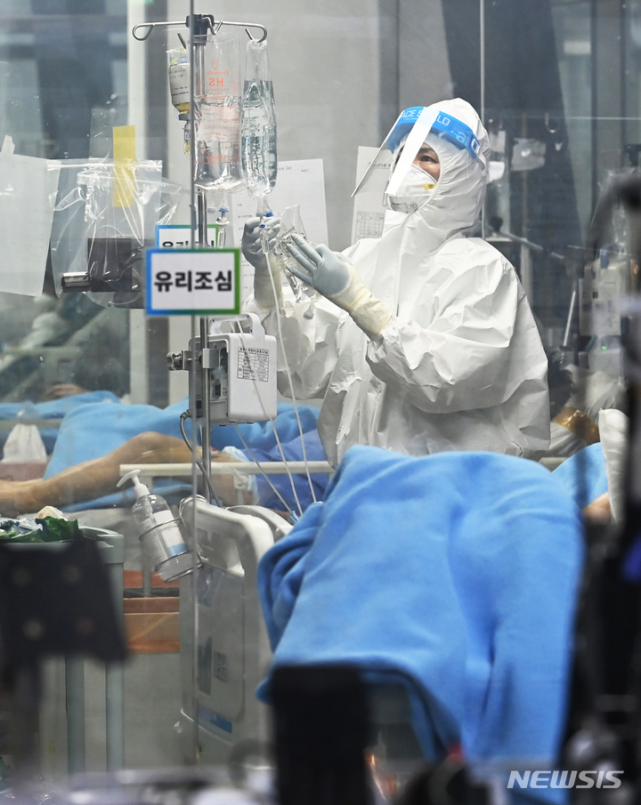 [오산=뉴시스] 김종택기자 = 코로나19 확진자와 중환자가 급증하고 있는 15일 오전 코로나19 거점전담병원으로 지정된 경기도 오산시 한국병원 중환자실에서 의료진이 분주하게 움직이고 있다. 중앙방역대책본부는 이날 0시 기준으로 신규 확진자가 7850명 늘어 누적 53만6495명이라고 밝혔다. 이날 집계된 위중증 환자는 964명으로 전날보다 58명 늘면서 이틀 연속 900명대를 기록했다. 2021.12.15.jtk@newsis.com