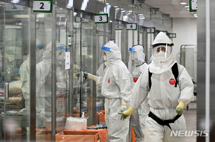 [오산=뉴시스] 김종택기자 = 코로나19 확진자와 중환자가 급증하고 있는 15일 오전 코로나19 거점전담병원으로 지정된 경기도 오산시 한국병원 중환자실에서 의료진이 분주하게 움직이고 있다. 2021.12.15.jtk@newsis.com