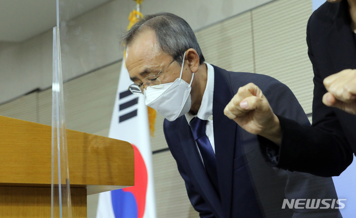 [세종=뉴시스] 강종민 기자 = 강태중 한국교육과정평가원장이 15일 오후 정부세종청사에서 2022학년도 대학수학능력시험 과학탐구 생명과학Ⅱ 20번 문항에 대한 정답 처분을 취소하라는 법원의 판결이 나오자 대국민 사과문과 사퇴의사를 밝히며 허리를 숙이고 있다. 평가원은 해당 문항에 대해 응시자 전원 정답으로 처리하기로 했다. 2021.12.15. ppkjm@newsis.com