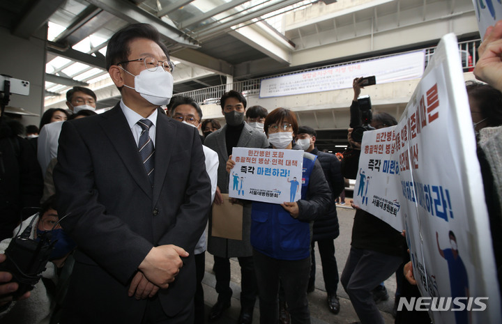 [서울=뉴시스] 국회사진기자단 = 이재명 더불어민주당 대선 후보가 15일 오후 서울 동작구 서울특별시보라매병원을 현장방문한 가운데 병원 입구에서 민주노총 공공운수노조 의료연대 서울대병원분회 관계자와 대화를 나누고 있다. 2021.12.15. photo@newsis.com