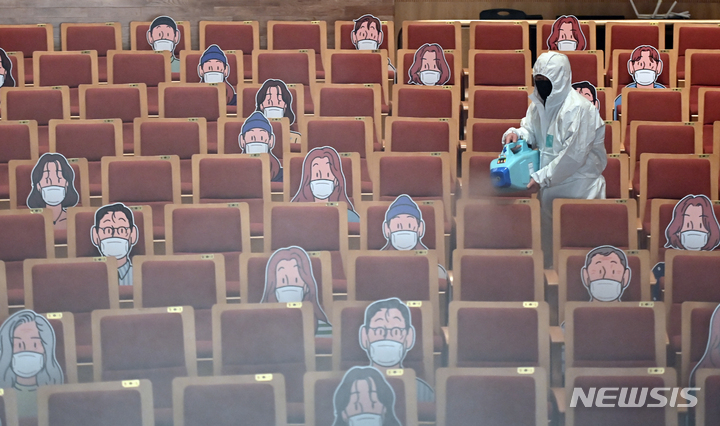 [수원=뉴시스] 김종택기자 = 지난 15일 오후 경기도 수원시 경기아트센터에서 관계자들이 코로나19 예방을 위해 객석 소독을 하고 있다. 이날 정부는 코로나19 확진자 및 위중증 환자 급증으로 단계적 일상회복을 중단하고 방역조치를 강화하겠다고 밝혔다. 2021.12.15. jtk@newsis.com