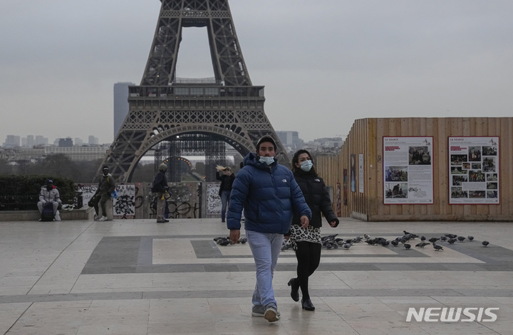 [파리=AP/뉴시스]프랑스 파리 에펠탑 전경. 2021.12.15.