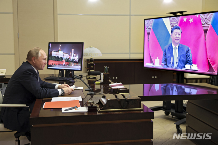[베이징=신화/뉴시스]블라디미르 푸틴 러시아 대통령이 시진핑 중국 국가주석과 15일(현지시간) 화상 정상회담을 하고 있다.
