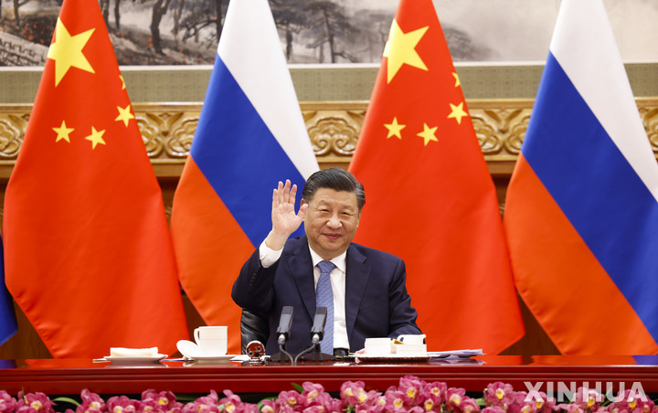  [베이징=신화/뉴시스]시진핑 중국 국가주석이 블라디미르 푸틴 러시아 대통령이 15일(현지시간) 화상 정상회담에서 인사하고 있다. 2021.12.15