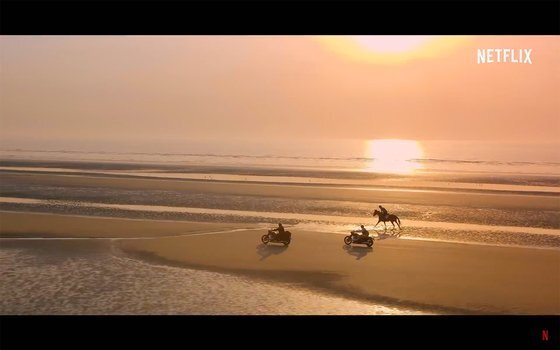 넷플릭스 로드트립 버라이어티 쇼 '먹보와 털보'에서 명장면 BEST 1으로 꼽힌 고창편 '말과 함께 고창 명사십리 일몰 라이딩' 장면. (사진 = 고창군 제공) *재판매 및 DB 금지