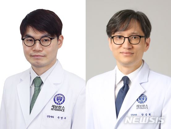 [서울=뉴시스]용인세브란스병원 신장내과 주영수 교수·세브란스병원 신장내과 한승혁 교수. (사진= 용인세브란스병원 제공) 2021.12.16