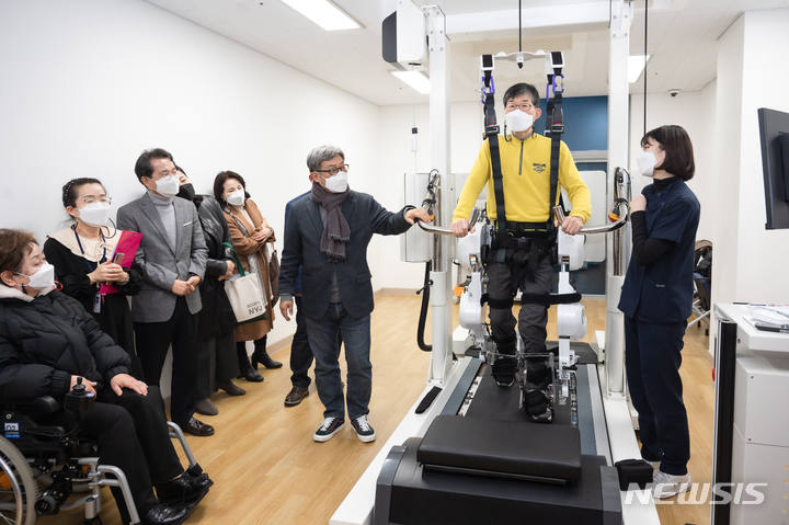 워크봇을 시연 중인 최만석 지체장애인협회장. (사진=남양주시 제공)