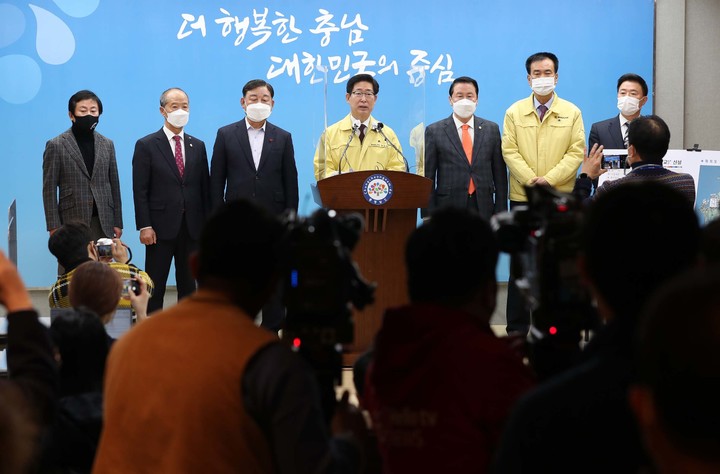 양승조 충남지사, 황선봉 예산군수, 주민 대표 등이 16일 도청 프레스센터에서 서해선 복선전철 삽교역 신설 관련 기자회견을 하고 있다&nbsp; *재판매 및 DB 금지