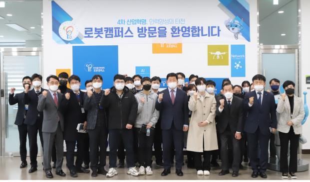 캠퍼스 순시를 마친 조재희 이사장(오른쪽 다섯번째)이 교직원들과 단체사진을 찍고 있다. *재판매 및 DB 금지