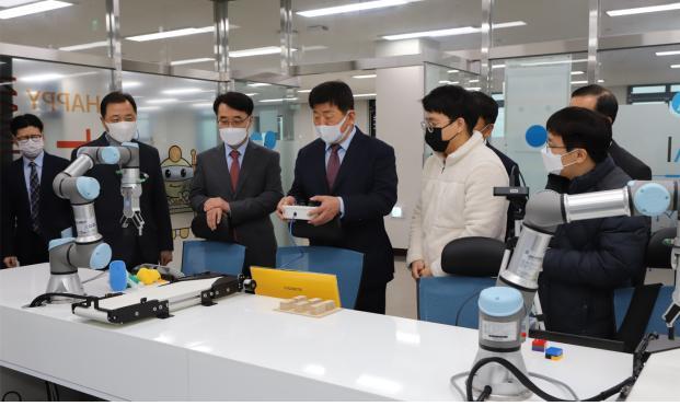 학생이 프로그래밍한 협동로봇을 이용해 인형뽑기를 직접 선보이고 있는 학교법인 한국폴리텍 조재희 이사장(왼쪽 3번째) *재판매 및 DB 금지
