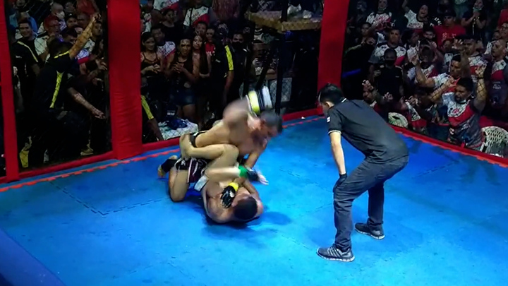 지난 12일 열린 브라질 보르바시 페이쇼투 시장과 전직 시의원 에리네우 시의원의 mma경기 모습. 에리네우 전 의원이 페이쇼투 시장에게 파운딩 펀치를 날리고 있다. 출처: 페이스북 @prefeitosimaopeixoto *재판매 및 DB 금지