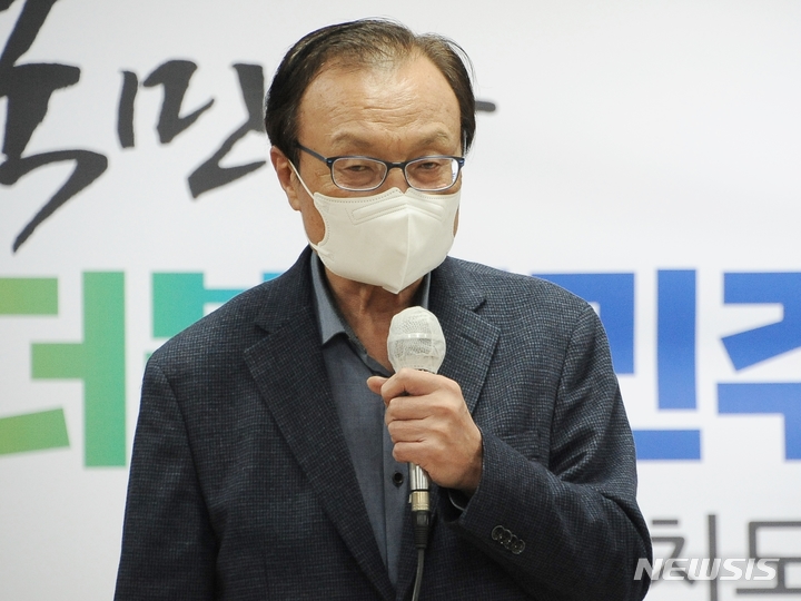 [제주=뉴시스] 강경태 기자 = 이해찬 전 더불어민주당 대표가 16일 오후 더불어민주당 제주특별자치도당사에서 열린 제주지역 원로당원·상무위원 간담회에서 인사말을 하고 있다. 2021.12.16. ktk2807@newsis.com