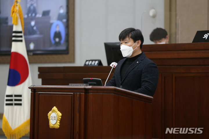 [수원=뉴시스]16일 수원시의회 본회의장에서 최찬민 수원시의원이 발언을 하고 있다.(수원시의회 제공)