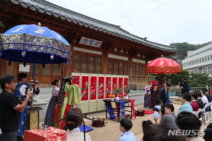 [서울=뉴시스][서울=뉴시스]서울시가 전통가옥 '남산 호현당'과 '용산가족공원'에서 소규모 야외 결혼식을 지원한다고 17일 밝혔다. 사진은 남산 호현당서 진행된 결혼식 모습. (사진=서울시 제공). 2021.12.17. photo@newsis.com