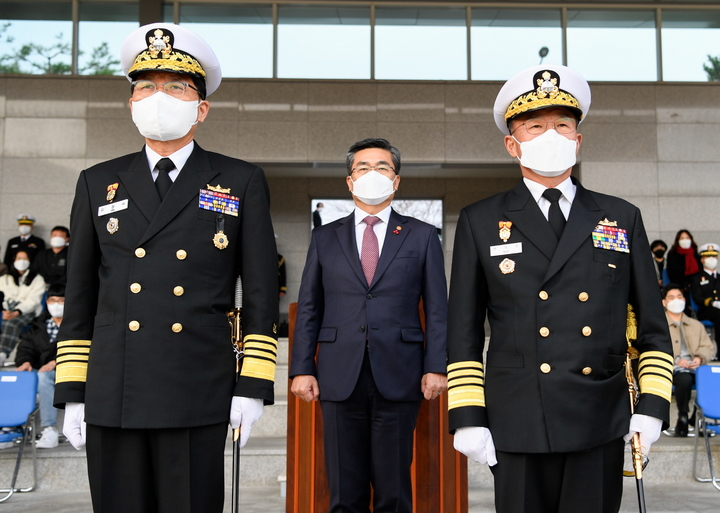[서울=뉴시스] 제34대,35대 해군 참모총장 이취임식. 2021.12.16. (사진=국방부 제공) *재판매 및 DB 금지