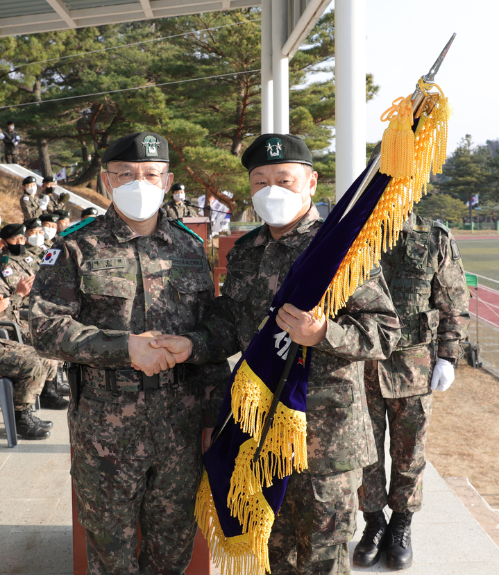 [고성(강원)=뉴시스] 김경목 기자 = 16일 이승오(오른쪽) 육군 제22보병사단(율곡부대) 신임 사단장(소장)이 강원 고성군 사단 연병장에서 열린 취임식에서 부대기를 이양받고 있다. (사진=육군 제22보병사단 제공) photo@newsis.com *재판매 및 DB 금지