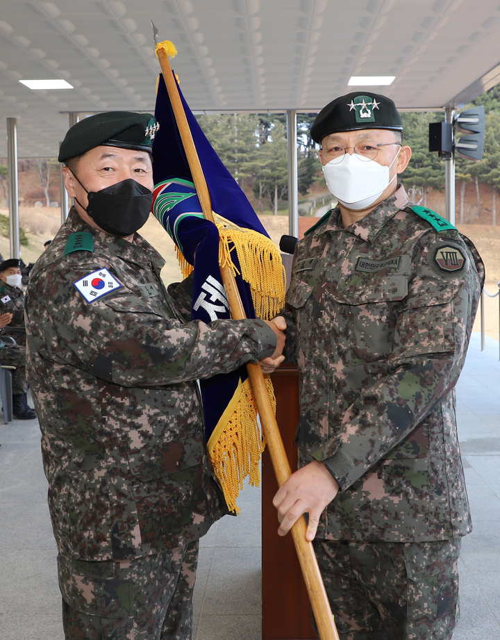 [양양=뉴시스] 김경목 기자 = 여운태(오른쪽) 육군 제8군단(충용부대) 군단장(중장)이 지난 15일 강원 양양군 군단 연병장에서 열린 취임식에서 부대기를 이양받고 있다. (사진=육군 제8군단 제공) photo@newsis.com *재판매 및 DB 금지
