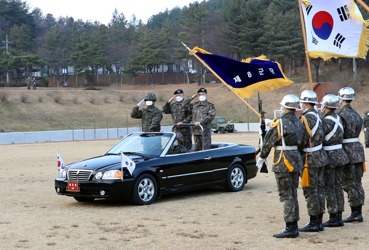 [양양=뉴시스] 김경목 기자 = 여운태(뒷줄 왼쪽) 전 육군 제8군단장이 자신의 취임식에서 열병하고 있다. 여 전 군단장은 2022년 예하부대에서 월북사건이 발생, 경계태세 허점이 또 다시 드러나면서 육군참모총장으로부터 서면경고를 받았다. (사진=육군 제8군단 제공) 2023.1.5. photo@newsis.com *재판매 및 DB 금지