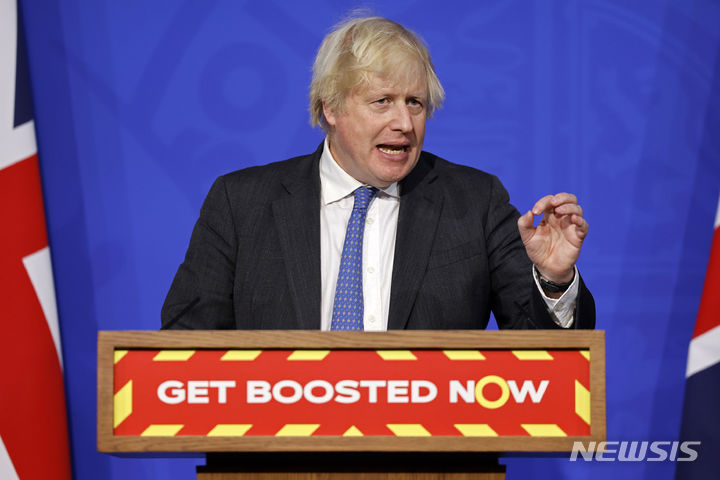 [런던=AP/뉴시스] 보리스 존슨 영국 총리가 15일(현지시간) 런던 다우닝가에서 코로나19 관련 언론 브리핑을 하고 있다. 영국 내 오미크론 변이 감염자 숫자가 1만17명으로 폭증한 가운데 존슨 총리는 "전국적으로 입원률이 상승하고 있지만 부스터 샷을 한 취약층에선 입원률이 내려가기 시작했다"라며 18세 이상 모든 성인은 "당장 부스터 샷을 맞으라"고 호소했다. 영국 정부는 이달 말까지 성인 부스터 샷 완료를 목표로 잡고 있다. 2021.12.16.