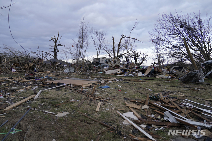 [도슨 스프링스=AP/뉴시스] 15일(현지시간) 토네이도 피해 지역인 미 켄터키주 도슨 스프링스 모습. 2021.12.16.