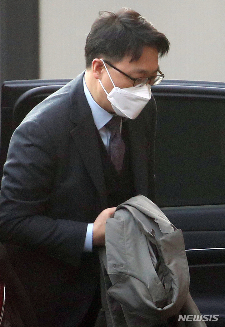 [과천=뉴시스] 조성우 기자 = 김진욱 고위공직자범죄수사처(공수처) 처장이 16일 오전 경기도 과천시 정부과천청사로 출근하고 있다. 2021.12.16. xconfind@newsis.com