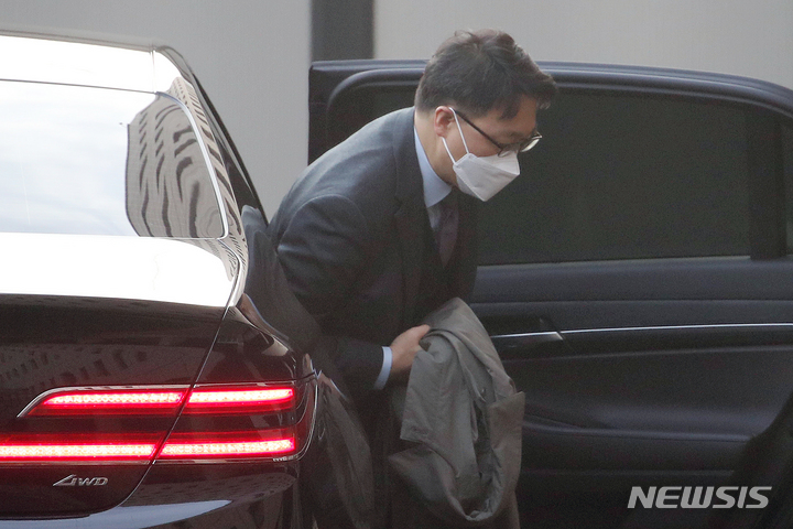[과천=뉴시스] 조성우 기자 = 김진욱 고위공직자범죄수사처(공수처) 처장이 16일 오전 경기도 과천시 정부과천청사로 출근하고 있다. 2021.12.16. xconfind@newsis.com
