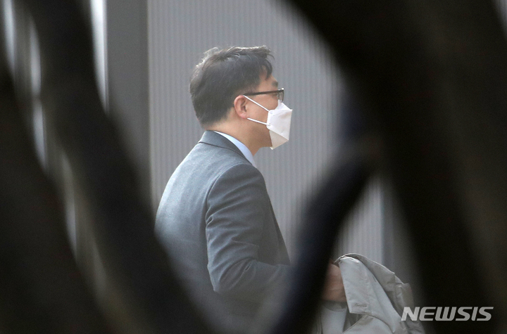 [과천=뉴시스] 조성우 기자 = 김진욱 고위공직자범죄수사처(공수처) 처장이 지난 16일 오전 경기도 과천시 정부과천청사로 출근하고 있다. 2021.12.16. xconfind@newsis.com