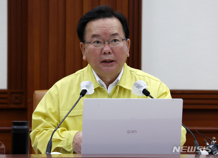 [서울=뉴시스] 김명원 기자 = 김부겸 국무총리가 16일 오전 서울 종로구 정부서울청사에서 열린 코로나19 대응 중앙재난안전대책본부(중대본) 회의에 참석해 발언하고 있다. 김 총리는 "사적모임 허용인원을 4인까지로 축소하고 전국에 걸쳐 동일하게 적용한다"면서 "식당·카페의 경우, 접종완료자로만 4인까지 이용이 가능하며, 미접종자는 혼자서 이용하거나 포장·배달만 허용된다"고 밝혔다. (공동취재사진) 2021.12.16. photo@newsis.com