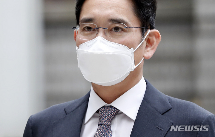 [서울=뉴시스] 홍효식 기자 = 이재용 삼성전자 부회장이 16일 오전 서울 서초구 서울중앙지법에서 열린 삼성 부당합병 의혹 26차 공판에 출석하고 있다. 2021.12.16. yesphoto@newsis.com