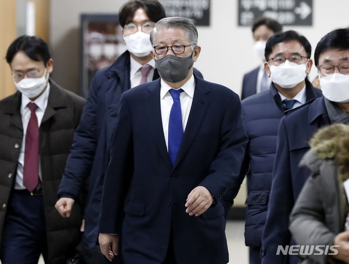 [서울=뉴시스] 홍효식 기자 = 최신원 전 SK네트웍스 회장이 16일 오전 서울 서초구 서울중앙지법에서 열린 2235억원 횡령·배임 혐의 30차 공판에 출석하고 있다. 2021.12.16. yesphoto@newsis.com