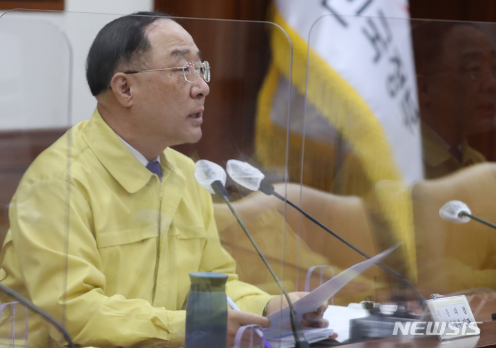 [서울=뉴시스] 김명원 기자 = 홍남기 경제부총리 겸 기획재정부 장관. 2021.12.16. kmx1105@newsis.com