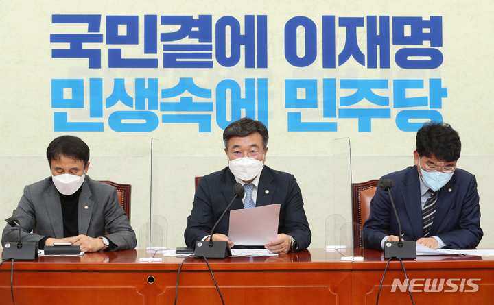 [서울=뉴시스] 전신 기자 = 윤호중 더불어민주당 원내대표가 16일 서울 여의도 국회에서 열린 정책조정회의에서 발언하고 있다. (공동취재사진) 2021.12.16. photo@newsis.com