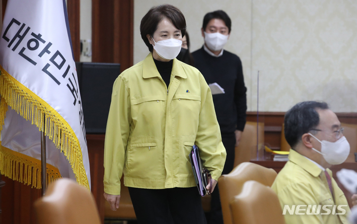 [서울=뉴시스] 김명원 기자 = 유은혜 사회부총리 겸 교육부 장관이 16일 오전 서울 종로구 정부서울청사에서 열린 제50차 비상경제 중앙대책본부(중대본) 회의에 참석하고 있다. 2021.12.16. kmx1105@newsis.com