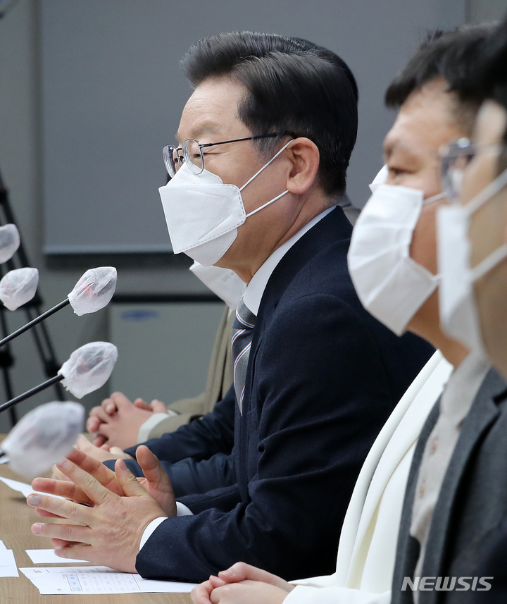 [서울=뉴시스] 국회사진기자단 = 이재명 더불어민주당 대선후보가 16일 오전 서울 여의도 중앙당사에서 열린 2차 국가인재 영입발표에서 환영인사를 하고 있다. 2021.12.16. photo@newsis.com